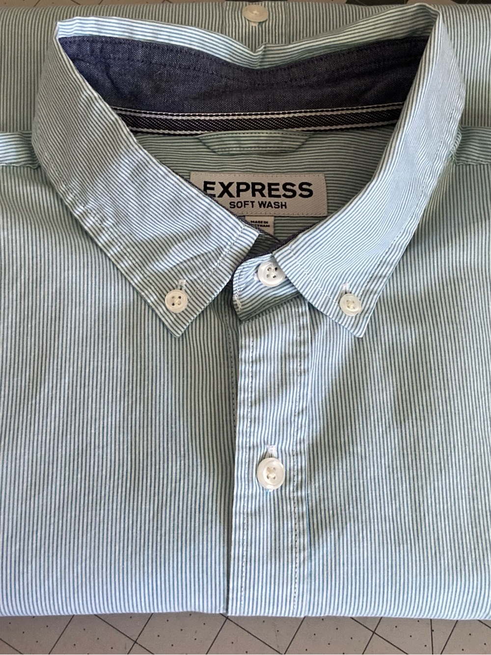 Express Soft Wash Light Blue Pinstripe Button-Down Shirt Men’s Large